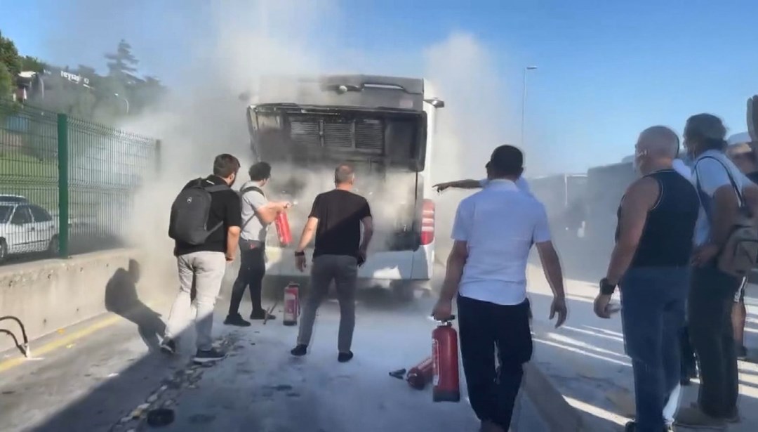 Metrobüste çıkan yangın yolcularda paniğe neden oldu