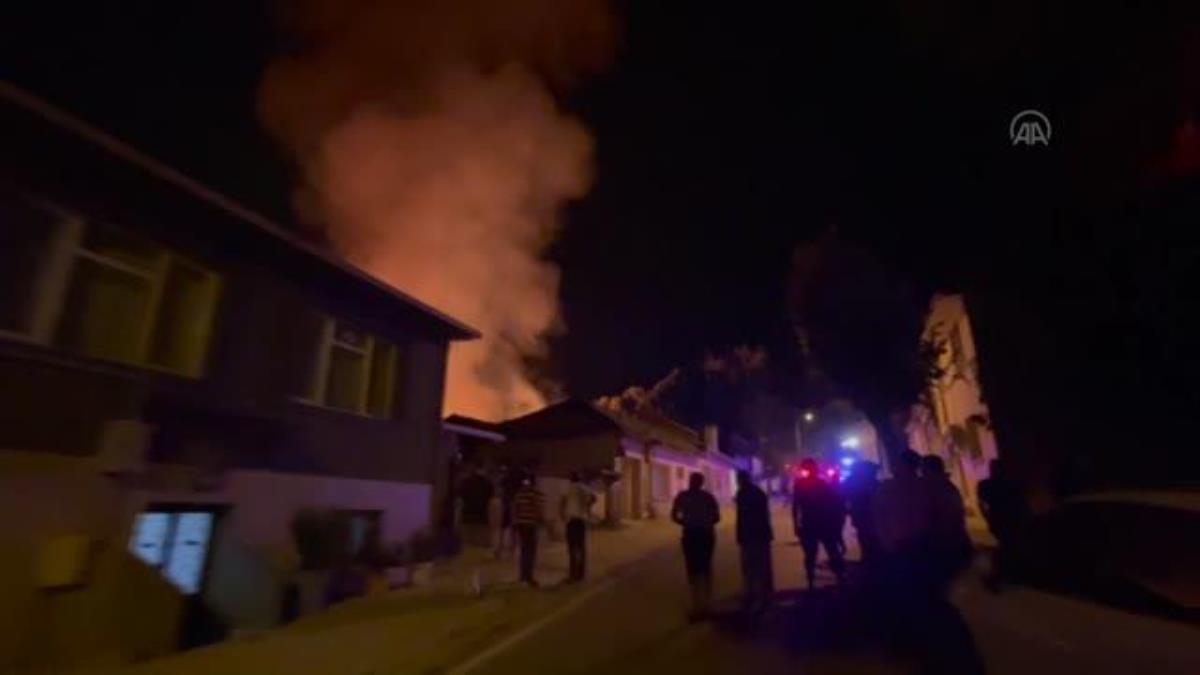 Eski ipek fabrikasında çıkıp evlere sıçrayan yangın söndürüldü