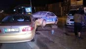 Otomobil yol kenarındaki polis oto maketine çarptı: 2 yaralı