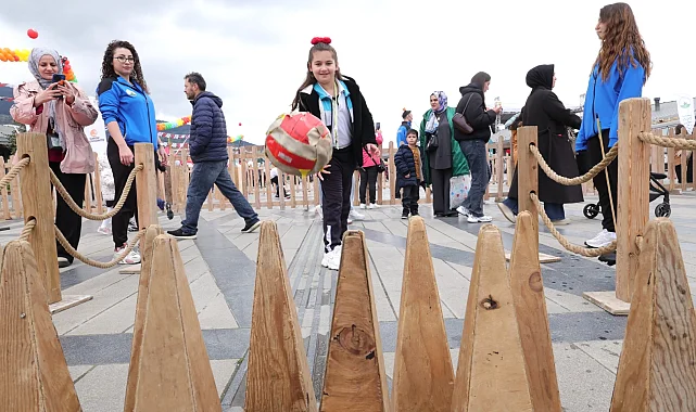 Bursa’nın Osmangazi ilçesinde 23 Nisan Ulusal Egemenlik ve Çocuk Bayramı coşkusu, birbirinden renkli etkinliklerle kutlanıyor. Osmangazi Belediyesi tarafından organize edilen program kapsamında, çocuklar ve aileleri için dolu dolu bir etkinlik takvimi hazırlandı. Osmangazi Meydanı başta olmak üzere farklı noktalarda gerçekleştirilen etkinliklerde, gün boyu süren aktiviteler yoğun ilgi görüyor. Etkinlikler kapsamında sahne gösterileri, konserler, kukla ve sihirbaz gösterileri, bubble show, çocuk oyunları ve çeşitli atölyeler çocuklarla buluşuyor. Satrançtan resim sanatına, yüz boyamadan balon yapımına kadar birçok farklı alanda düzenlenen atölyeler, miniklerin hem eğlenmesini hem de öğrenmesini sağlıyor. Ayrıca etkinlik programında yer alan konserler ve sahne performansları, bayram coşkusunu zirveye taşırken, Osmangazi Meydanı gün boyunca adeta bir festival alanına dönüşüyor. 23 Nisan’ın ruhuna yakışır şekilde hazırlanan etkinlikler, çocuklara unutulmaz anlar yaşatırken, ailelerin de yoğun katılımıyla büyük ilgi görüyor